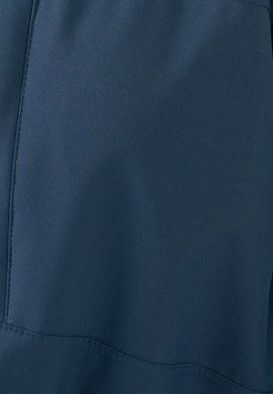 Marineblauwe stof met een gladde textuur, voorzien van verticale naden en een lichte glans. Het materiaal lijkt duurzaam en goed gestructureerd.