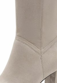 Tamaris Stivali alti - taupe