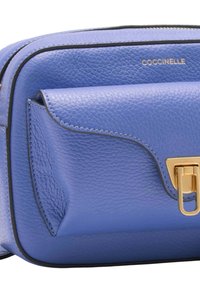 Borsa a tracolla in pelle blu con superficie texture, hardware dorato e chiusura a patta. Presenta una tasca frontale e cuciture a contrasto.