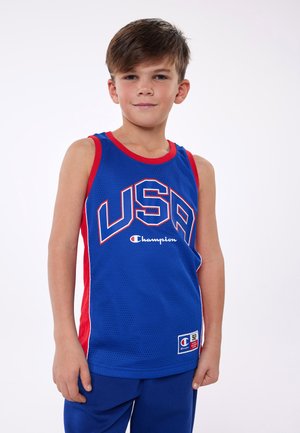 Camiseta de baloncesto de malla azul con acentos rojos, con "USA" en letras grandes y el logotipo de Champion. Lleva puestos unos pantalones cortos azules a juego.