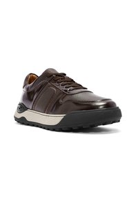 Sneaker in pelle marrone con pannelli testurizzati, punta rotonda, lacci scuri, colletto imbottito e una suola intermedia bianca con suola nera robusta.