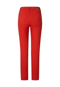 Rote, schmal zulaufende Hose mit Gesäßtaschen, glatter Textur und einem runden braunen Knopfdetail am Bund.