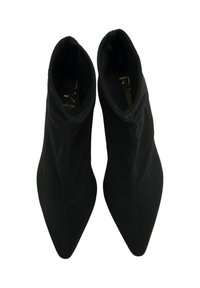 Czarne zamszowe botki za kostkę z ostrym noskiem, charakteryzujące się gładką teksturą i minimalistycznym stylem. Brak widocznych okuć lub ozdób.