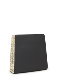 Czarna skórzana torebka o uporządkowanym kształcie. Z jednej strony posiada beżowy wzór, kontrastujący z jednolitą czernią drugiej strony. Gładka tekstura.