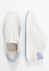Sneakers bianchi in pelle con accenti azzurri, punta tonda, chiusura con lacci, suola testurizzata e dettagli di cucitura sottili.