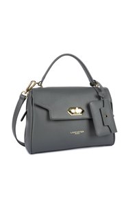 Borsa in pelle grigia Lancaster Paris con manico superiore, tracolla rimovibile, pattina frontale, chiusura a magnete dorata e portacarte attaccato.