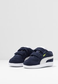Marinblå mocka sneakers för småbarn med dubbla velcroremmar, vita gummisåler och ikonisk vit Puma-rand.