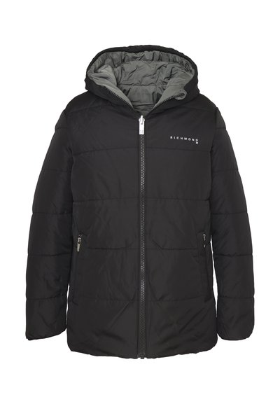 Giubbotto imbottito nero con cappuccio, dotato di chiusura con zip, due tasche laterali e fodera interna grigia. Logo "RICHMOND" sul petto.