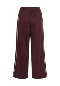 Pantaloni a gamba larga color bordeaux con vita elastica e sottili righe verticali beige lungo i lati esterni di ogni gamba.
