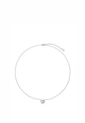 Collar delicado de cadena de plata con un pequeño colgante liso en forma de corazón y cierre ajustable sobre fondo blanco.