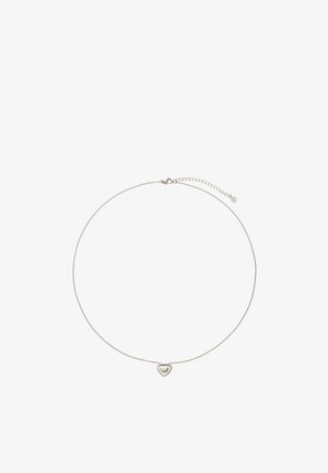 Collier délicat en chaîne argentée avec un petit pendentif lisse en forme de cœur et un fermoir réglable sur fond blanc.