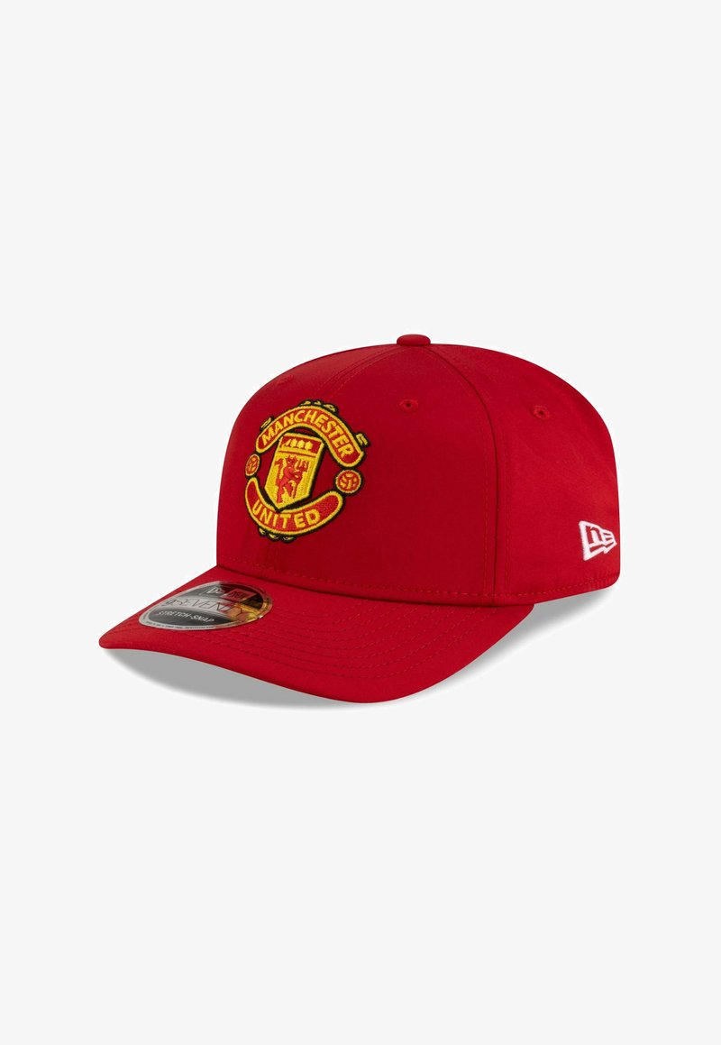 Rote Baseballmütze mit gebogenem Schirm und verstellbarem Rücken. Verfügt über das gestickte Manchester United-Logo auf der Vorderseite. Hergestellt aus Stoff.