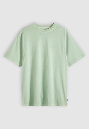 Lysegrøn kortærmet T-shirt i bomuld med rund hals, med subtilt lille logo på venstre bryst og en lille rød etiket på sidesømmen.