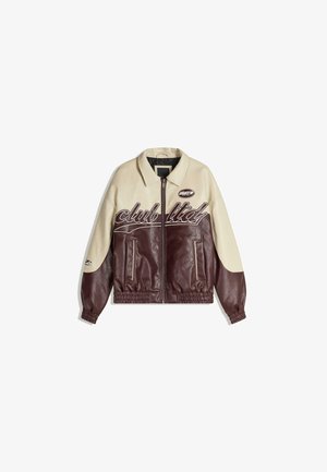 Kaksivärinen nahkatakki, jossa on kermanvalkoinen vartalo ja viininpunaiset hihat, tekstilogo edessä, vetoketjukiinnitys sekä joustavat hihansuut ja helma.