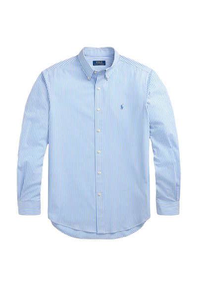 Chemise bleu clair à boutons avec de fines rayures blanches, à manches longues, avec un col et un petit logo brodé sur la poitrine gauche.