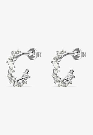 Orecchini a cerchio in argento caratterizzati da una disposizione intricata di piccole pietre di zirconia cubica trasparenti in diverse forme lungo il bordo anteriore.