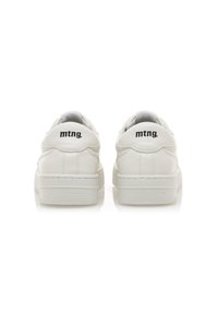 Zapatillas de cuero blanco con forma redondeada y cuello acolchado. Cuenta con el logotipo en contraste negro "mtng." en el talón y una suela de goma texturizada.
