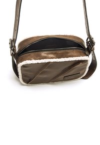 Borsa a tracolla in pelle marrone con finitura in pelliccia testurizzata, dotata di chiusura con zip, cuciture diagonali e tracolla regolabile.