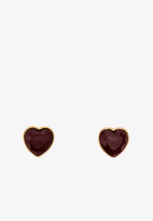 Pár malých náušníc v tvare srdca s granátovým drahokamom zasadeným v zlate.