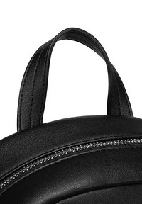 Schwarzer Leder-Rucksack in runder Form, mit einem oberen Griff und einem Reißverschluss mit metallischen Hardware-Akzenten. Glatte Textur.