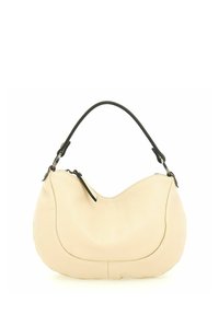 Bolso de mano de cuero beige claro con forma curva, correa de hombro negra y cierre de cremallera. Superficie texturizada y detalles de costura mínimos.