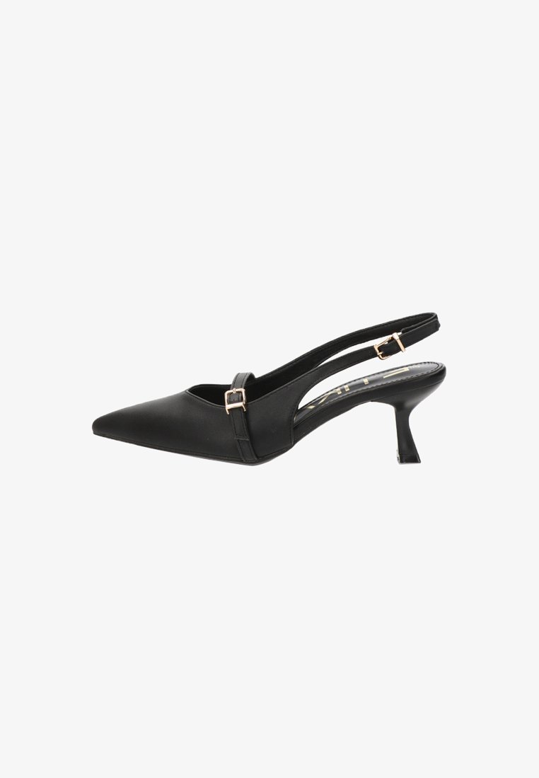 Zapato negro de punta afilada tipo slingback con un tacón delgado, fabricado en material suave. Presenta un delicado detalle de hebilla y un diseño de parte trasera abierta.