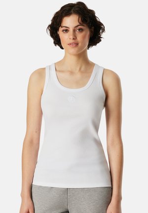 Witte geribbelde tanktop met een ronde hals en brede schouderbanden, voorzien van een klein geborduurd logo in het midden. Het materiaal lijkt zacht en rekbaar.