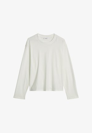 Witte longsleeve met ronde hals, rechte zoom en een losse pasvorm, plat gelegd tegen een witte achtergrond.