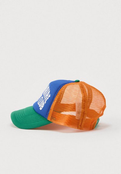 Καπέλο τύπου trucker με μπλε μπροστινή όψη, πράσινο γείσο και πορτοκαλί πλέγμα στην πίσω πλευρά. Διαθέτει λευκό τυπωμένο κείμενο. Δομημένο σχήμα με ρυθμιζόμενο πίσω μέρος.