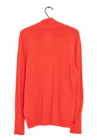 Suéter de cuello alto de manga larga en un brillante color naranja, con cuello y puños acanalados, textura suave y un diseño relajado y ajustado.