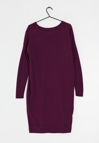 Robe à manches longues de couleur violet profond, confectionnée dans un tissu doux. Elle présente un large décolleté, une coupe décontractée et un ourlet tombant juste au-dessus du genou.