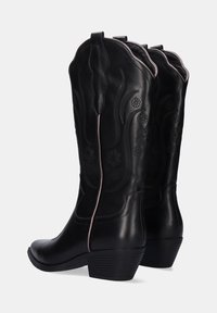 Botas de vaquero de cuero negro con intrincados bordados florales, punta afilada, un tacón ligeramente elevado y costuras en contraste en color rosa.