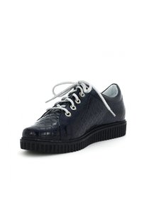 Sneaker in pelle blu navy con motivo trapuntato, lacci argentati e suola in gomma nera testurizzata. Presenta occhielli rotondi in metallo per i lacci.