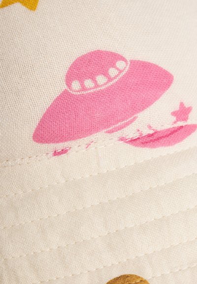 UFO rosa e stelle stampate su tessuto color crema con trama testurizzata e linee di cucitura orizzontali.