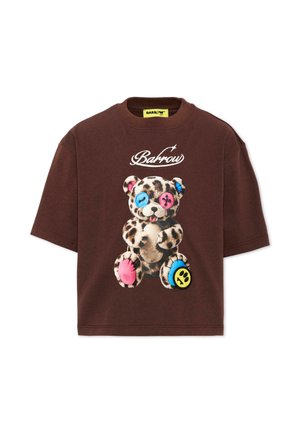 Brązowy T-shirt z krótkim rękawem z grafiką misia z motywem lamparta, który ma niepasujące kolorowe guziki zamiast oczu oraz słowo "Barrow" ponad nim.