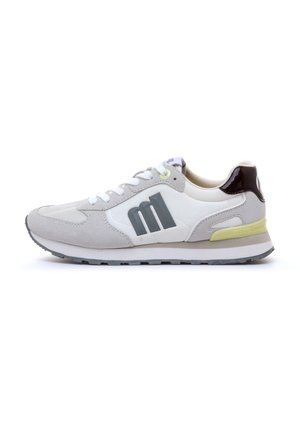 Sneaker low-profile bianco e grigio chiaro con un grande "m" grigio scuro sul lato e dettaglio nero sul tallone.