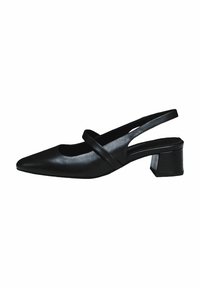 Zapato negro de piel tipo slingback con punta afilada, diseño minimalista y un pequeño tacón cuadrado, que presenta una correa cruzada en la parte superior.