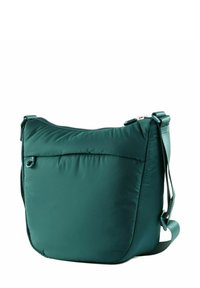 Sac à bandoulière en nylon vert avec fermeture éclair, texture matelassée, poche avant et sangle réglable. Forme arrondie avec des bords doux.