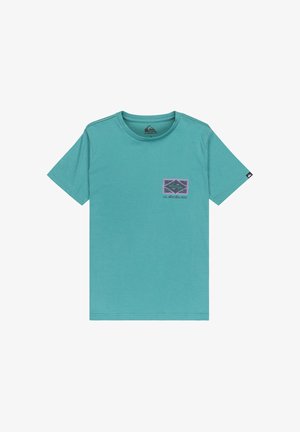 Teal bomulds t-shirt med et lille grafisk lomme-design i pink og sort. Korte ærmer og rund hals. Blød tekstur, afslappet pasform.