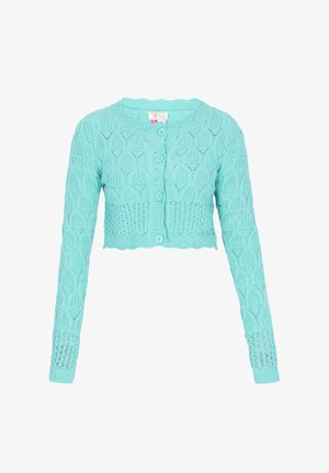 Azurově tyrkysový krátký kardigan s dlouhými rukávy, pletenou texturou a listovým vzorem. Má tři modré knoflíky vpředu.