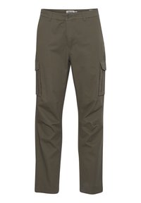 Pantaloni cargo de culoare verde măslinie, cu două buzunare laterale, picioare drepte și închidere cu bărcuță. Realizați dintr-un material ușor, cu o textură netedă.