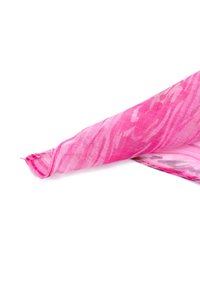 Sciarpa rosa trasparente con un motivo ondulato, realizzata in tessuto leggero, con bordi sfilacciati, che presenta diverse sfumature di rosa e dettagli di design sottili.