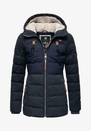 Marineblauwe pufferjack met een faux fur-voering in de capuchon, rits aan de voorkant en bruine accenten. Bevat twee zijzakken en een geplooide textuur.