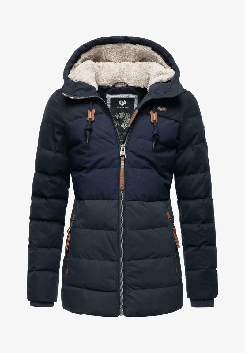 Jacheta puffer de culoare bleumarin, cu glugă căptușită cu blană sintetică, fermoar frontal și accente maronii. Are două buzunare laterale și o textură matlasată.