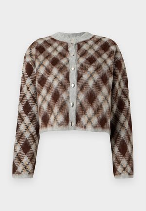 Cardigan accorciato in un motivo a diamante marrone, grigio e beige. Presenta un collo rotondo e cinque bottoni argentati lungo la parte frontale.