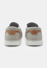 Sive zamshevne in mrežaste čevlje s rjavimi akcenti, opremljene z belim gumijastim podplatom, zaobljeno obliko in gladko teksturo. Prikazan zadnji pogled.