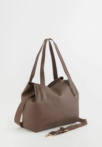 Bolso tote de cuero marrón texturizado con dos asas y una correa de hombro tejida removible. Cuenta con cierre de cremallera y detalles sutiles de costura.