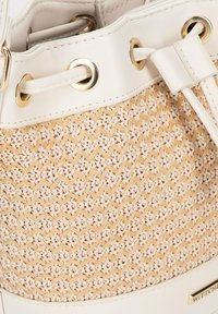 Braune geflochtene Strohtasche mit weißen Lederakzenten und goldenen Beschlägen. Verfügt über ein strukturiertes Muster und einen Kordelzugverschluss.