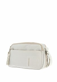 Borsa a tracolla grigio chiaro con superficie testurizzata, chiusura con zip, tracolla regolabile e un logo discreto sul fronte. Presenta numerosi scomparti.