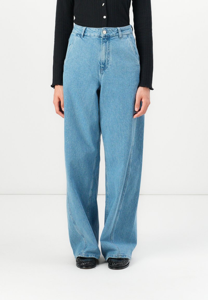 Lichtblauwe, hoge taille wijdvallende spijkerbroeken met een gladde denimtextuur, voorzien van een knoopsluiting en twee zijzakken.